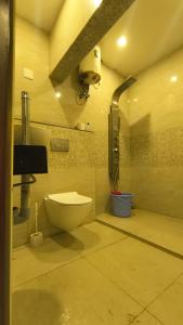 ポンディシェリにあるPeaceful Stay in Pondicherryのバスルーム(トイレ付)、壁にカメラが備わります。