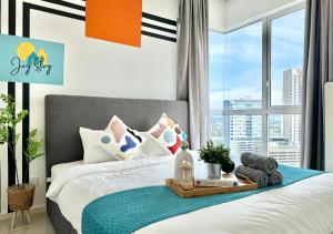 Postel nebo postele na pokoji v ubytování NEW! The Shore l 3BR l 6-11pax l Direct Mall Access l City Centre l River View l Jonker Street by Jay Stay Management