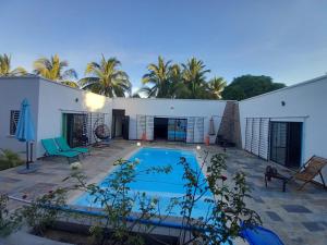 a house with a swimming pool in a yard at Villa sakinu in Mahajanga