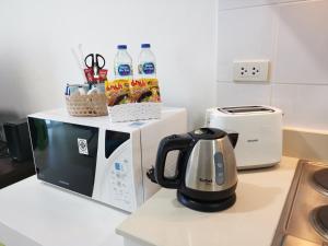 Kuchyň nebo kuchyňský kout v ubytování The Beach Bangsaen Condo Sea View Room 327-62 Top Floor-Free Netflix