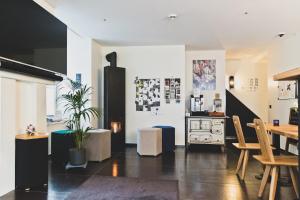 un soggiorno con tavolo e sedie di HOTEL BLAUE ROSE -digital check in- a Feldkirch