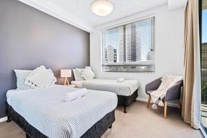 Un pat sau paturi într-o cameră la Wings Resort Surfers Paradise