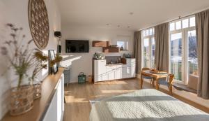 Η κουζίνα ή μικρή κουζίνα στο MAINTERRASSE Boardinghouse am Fluss klimatisierte Apartments mit 80qm Terrasse +42 φωτογραφίες