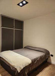 a bedroom with a bed and a large closet at Quadro Departamentos in Villa Carlos Paz