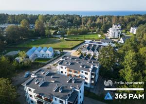 z góry widok na budynek z dużym dziedzińcem w obiekcie Perła Pomorza Mielno - 365PAM w Unieściu
