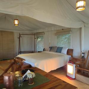 Nayalap - Rural Himalayan Glamping客房内的一张或多张床位