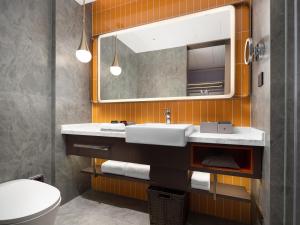 Vannituba majutusasutuses Home2 Suite by Hilton Chongqing Wanzhou