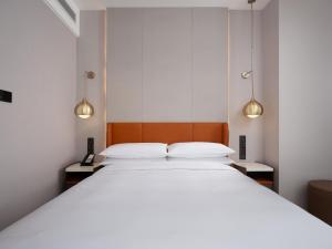 Voodi või voodid majutusasutuse Home2 Suite by Hilton Chongqing Wanzhou toas