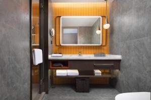 Vannituba majutusasutuses Home2 Suite by Hilton Chongqing Wanzhou +37 fotot