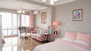 Xiao Yu Residential Apartment Near Jiefangbei and Hongya Cave客房内的一张或多张床位
