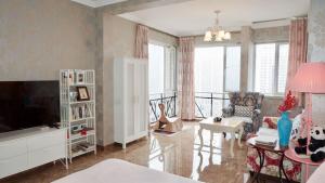 Xiao Yu Residential Apartment Near Jiefangbei and Hongya Cave的电视和/或娱乐中心