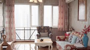 Xiao Yu Residential Apartment Near Jiefangbei and Hongya Cave的休息区