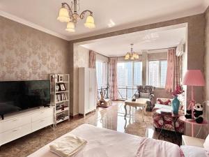 重庆Xiao Yu Residential Apartment Near Jiefangbei and Hongya Cave的一间带床和电视的客厅