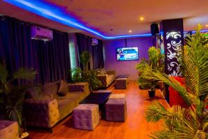 un soggiorno con un divano e alcune piante di House10 luxury hotel and suites a Lagos