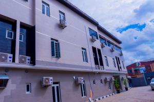 un edificio con finestre sul lato di House10 luxury hotel and suites a Lagos