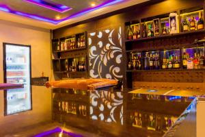 un bar con un bancone marrone e alcune bottiglie di House10 luxury hotel and suites a Lagos