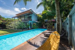 Бассейн в Lanta Thip House by Swiss-Belhotel или поблизости