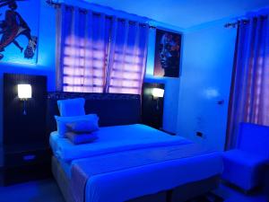 Ένα ή περισσότερα κρεβάτια σε δωμάτιο στο Crownedge Hotels