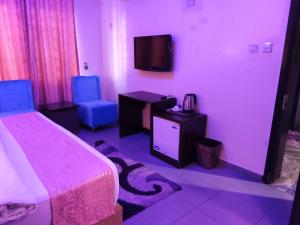 Μια τηλεόραση ή/και κέντρο ψυχαγωγίας στο Crownedge Hotels