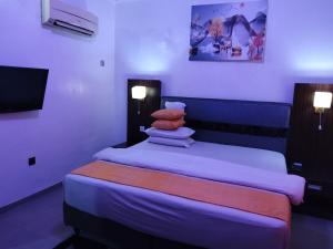 Ένα ή περισσότερα κρεβάτια σε δωμάτιο στο Crownedge Hotels