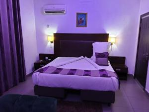 Ένα ή περισσότερα κρεβάτια σε δωμάτιο στο Crownedge Hotels