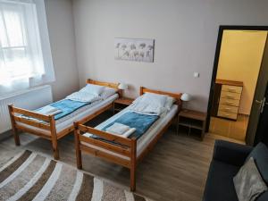 Postel nebo postele na pokoji v ubytování Corner Apartman