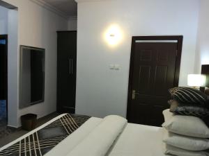 Ένα ή περισσότερα κρεβάτια σε δωμάτιο στο Crownedge Hotels