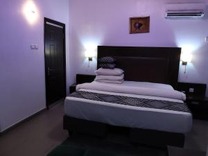 Ένα ή περισσότερα κρεβάτια σε δωμάτιο στο Crownedge Hotels