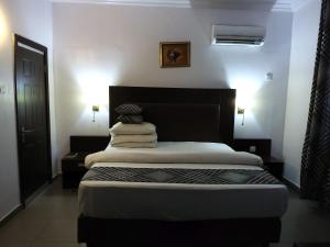 Postel nebo postele na pokoji v ubytování Crownedge Hotels
