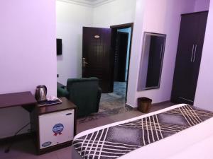 Χώρος καθιστικού στο Crownedge Hotels