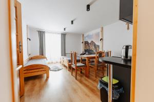 Kuchyň nebo kuchyňský kout v ubytování Apartamenty U Joli