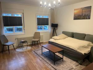 una sala de estar con un sofá y una mesa en Apartment Paris, WIFI, CITY, en Krefeld