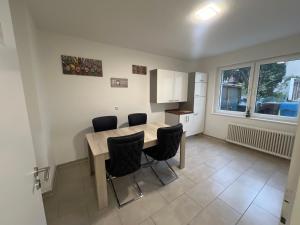 Una cocina con mesa de comedor y sillas. en Apartment Paris, WIFI, CITY, en Krefeld