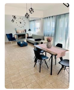 加拉塔斯Vila Veta的带桌椅的客厅