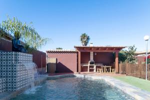 einen Pool mit Springbrunnen im Hinterhof in der Unterkunft El Refugio de Conil Ideal Familias in Conil de la Frontera
