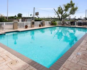 a large swimming pool with blue water at Comfort Inn Bossier City Casino Area near Shreveport Downtown in Bossier City