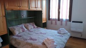 Кровать или кровати в номере Residenze Ca del bosco Tremol fronte piste