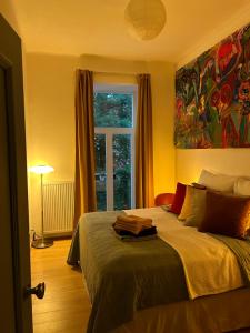 Postel nebo postele na pokoji v ubytování Green balcony & king size bed