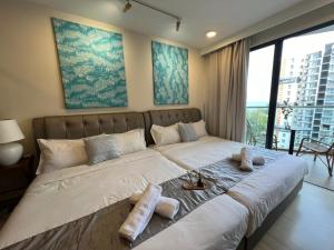 ein großes Bett mit zwei Kissen darauf in einem Schlafzimmer in der Unterkunft VitaminSEA7 Forest View 6PAX Studio Netflx B-3A-3A in Kuantan + 16 Fotos