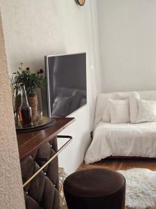 a living room with a television and a couch at Apartments iris in Brela
