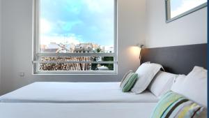 Postel nebo postele na pokoji v ubytování Sea You Hotel Port Valencia