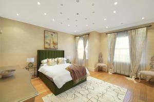 Giường trong phòng chung tại 8BR Large Mansion Event Hall & Cinema Fast Wifi +86 ảnh