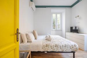 A bed or beds in a room at VATICAN COZY APARTMENT - GIULIANA