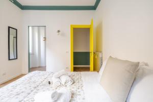 A bed or beds in a room at VATICAN COZY APARTMENT - GIULIANA