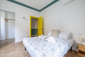 A bed or beds in a room at VATICAN COZY APARTMENT - GIULIANA