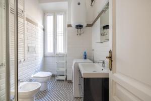 A bathroom at VATICAN COZY APARTMENT - GIULIANA Még 24 kép