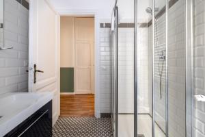 A bathroom at VATICAN COZY APARTMENT - GIULIANA
