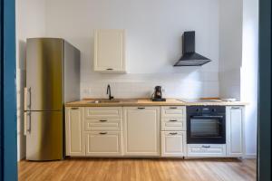 A kitchen or kitchenette at VATICAN COZY APARTMENT - GIULIANA