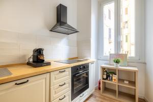 A kitchen or kitchenette at VATICAN COZY APARTMENT - GIULIANA