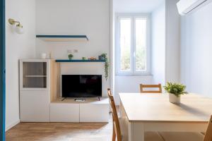 A kitchen or kitchenette at VATICAN COZY APARTMENT - GIULIANA